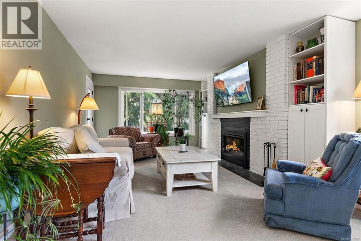 Property Photo: 2286 Henry Avenue 204 BC V8L 2B2