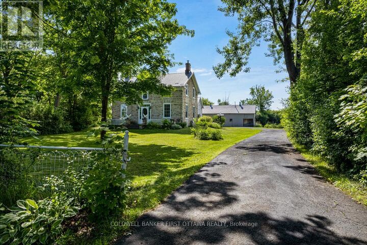 Property Photo:  28 South Street  ON K7H 2G1 