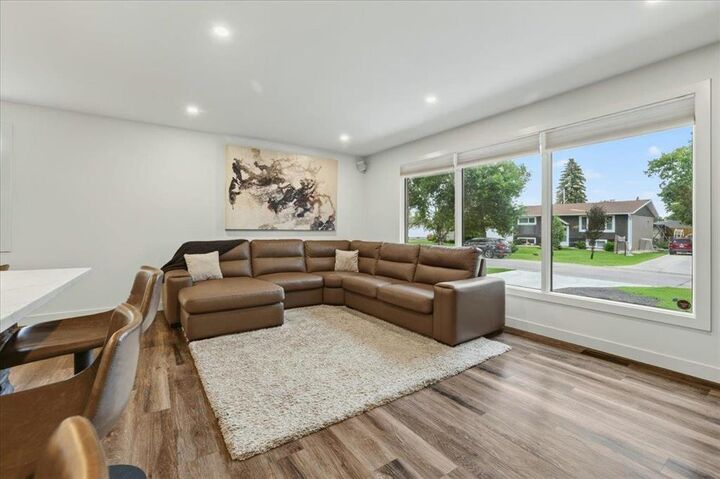 Property Photo: 104 Wordsworth Way MB R3K 0K4
