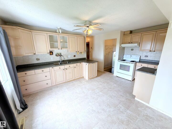 Property Photo:  4712 54 Avenue  AB T0E 0K0 