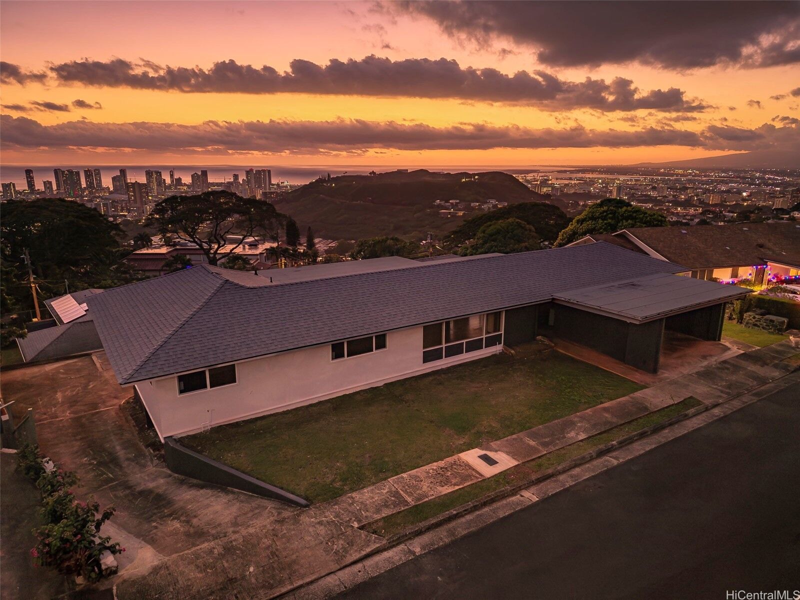 Property Photo: 2641 Aaliamanu Place HI 96813