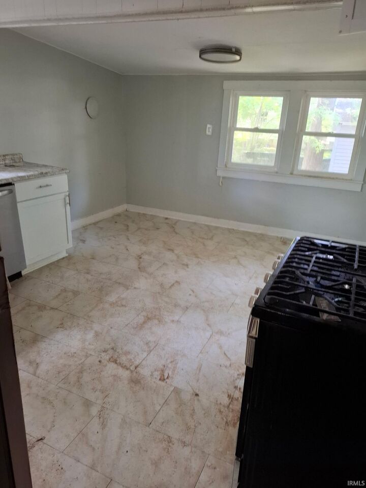 Property Photo:  1603 Tell St Street  IN 47586 