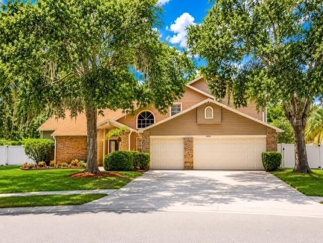 Property Photo: 1004 Muirfield Court FL 32765