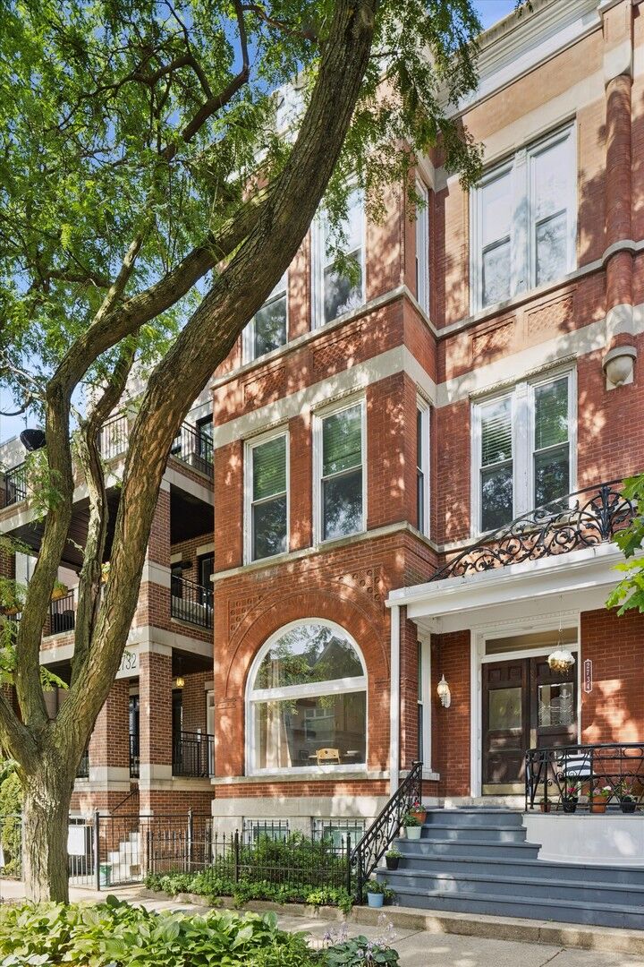 Property Photo: 2734 N Seminary Avenue 1A IL 60614