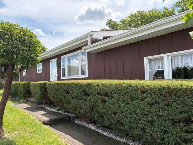 Property Photo: 1631 N Oak Avenue IL 60073