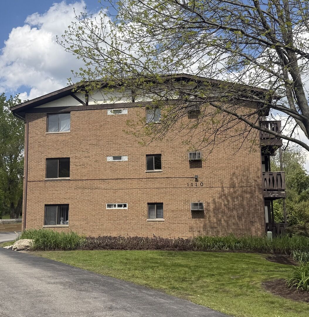 Property Photo: 1110 Chalet Drive 304 IL 60561