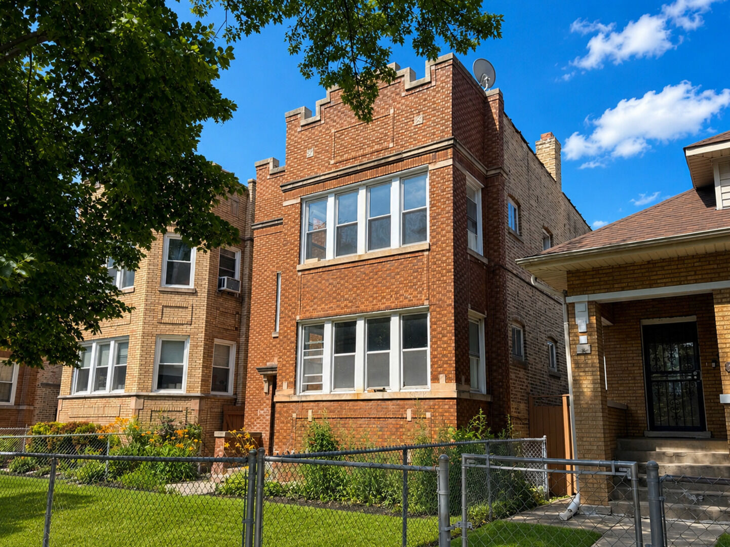 Property Photo: 5536 N Spaulding Avenue 1 IL 60625