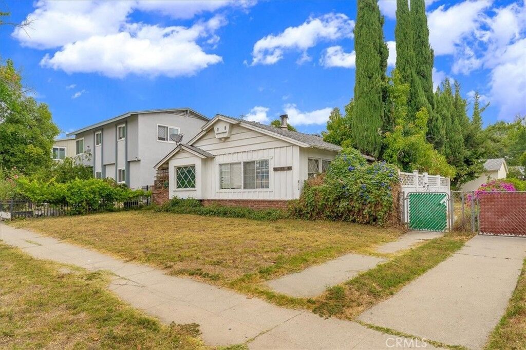 Property Photo: 5816 Woodman Ave CA 91401