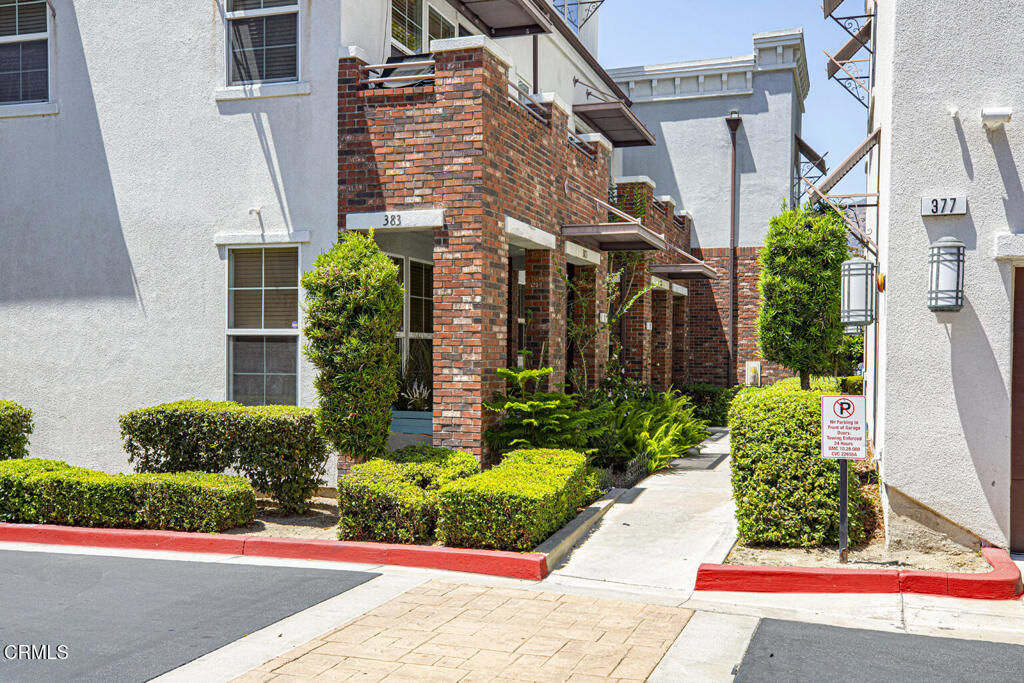 Property Photo: 383 Arden Avenue 2 CA 91203