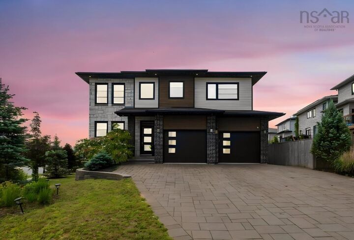 4 Crownridge Drive — photo 1