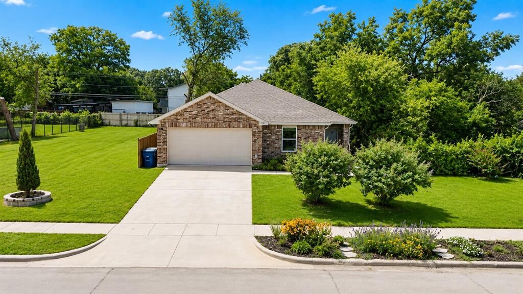 Property Photo: 1634 E Missouri Avenue TX 75216