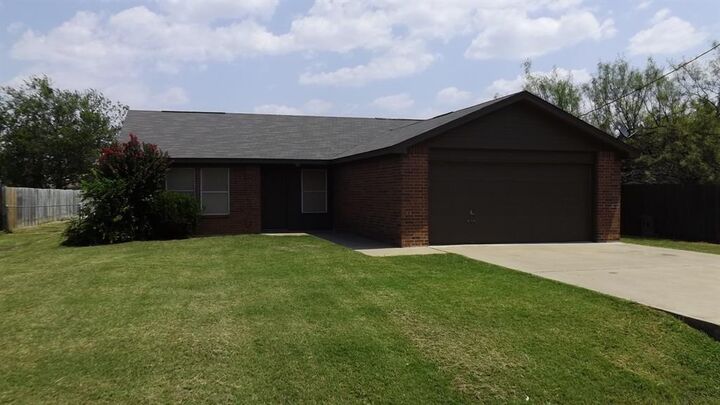 Property Photo:  809 Shady Grove Drive  TX 76049 