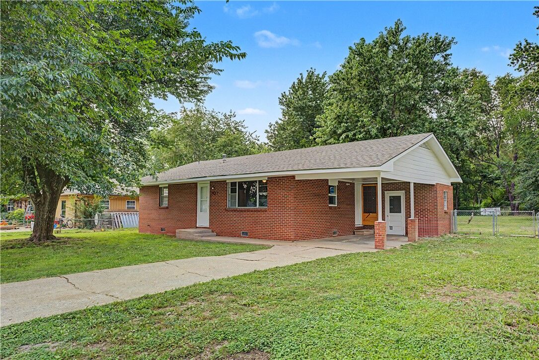 Property Photo:  707 E Sumac Street  AR 72756 