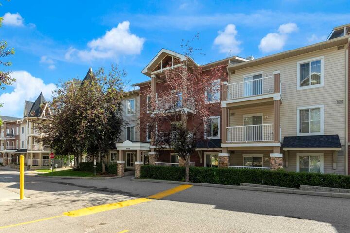 Property Photo:  70 Panamount Drive NW 6213  AB T3K 6G7 