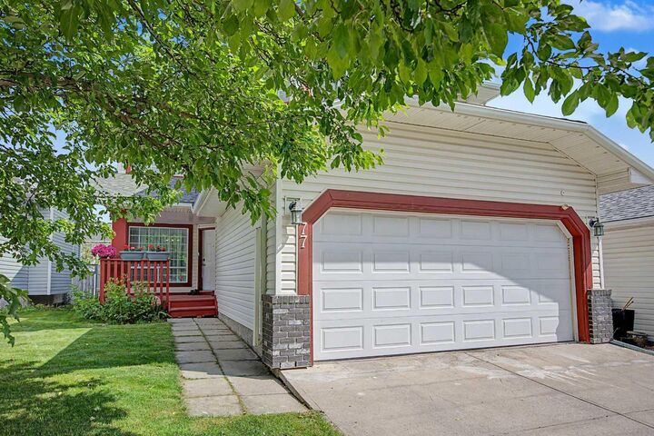 Property Photo: 77 Citadel Gardens NW AB T3G 3X6