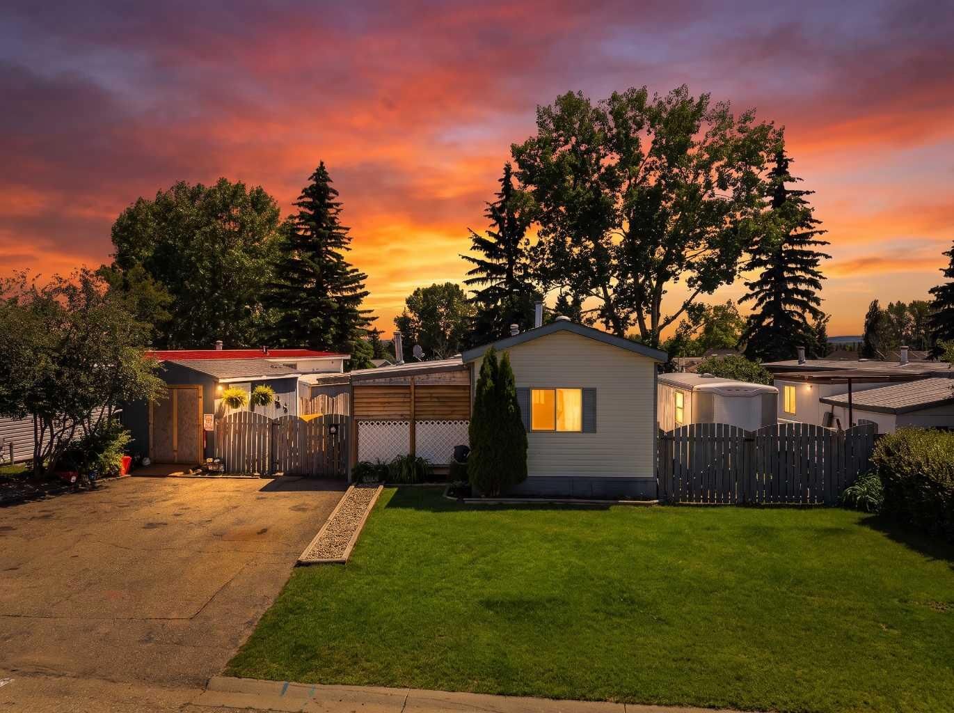 Property Photo: 27 Hearthstone Drive AB T4L 1R2