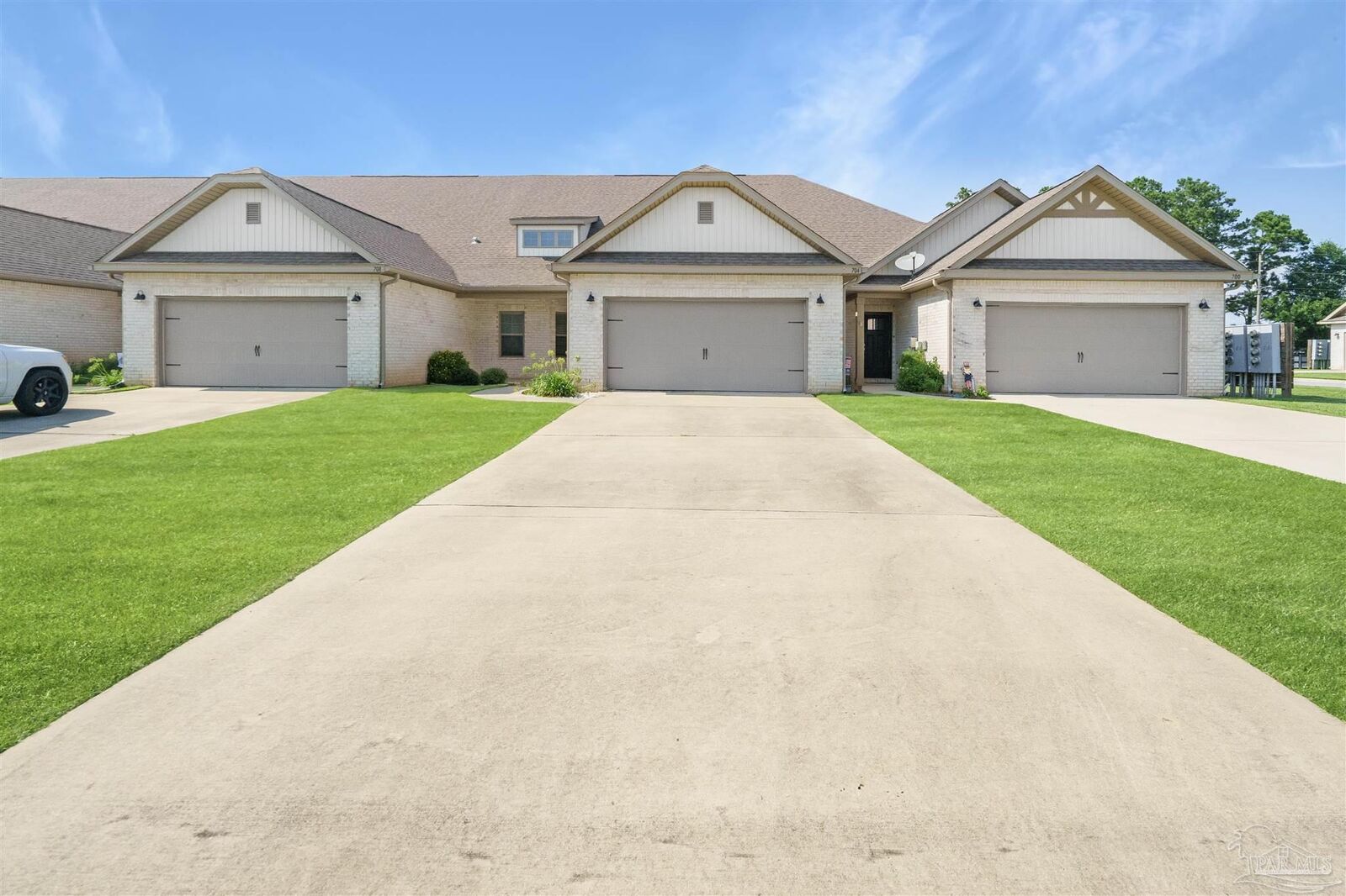Property Photo: 704 Brambling Ct FL 32533
