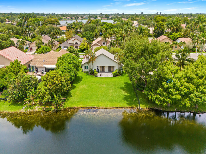Property Photo: 1750 W Oak Knoll Circle FL 33324