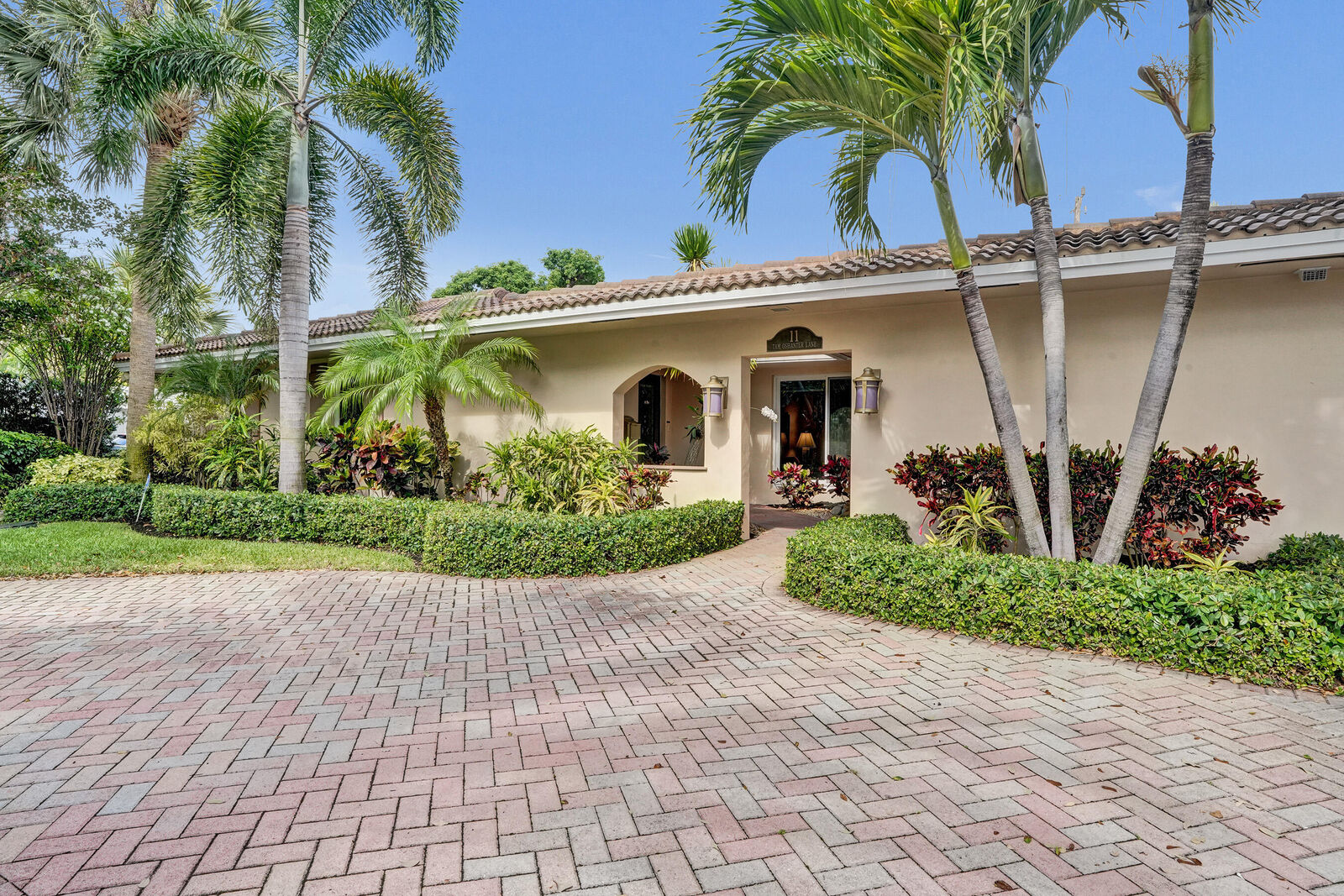 Property Photo:  11 Tam O'Shanter Lane  FL 33308 