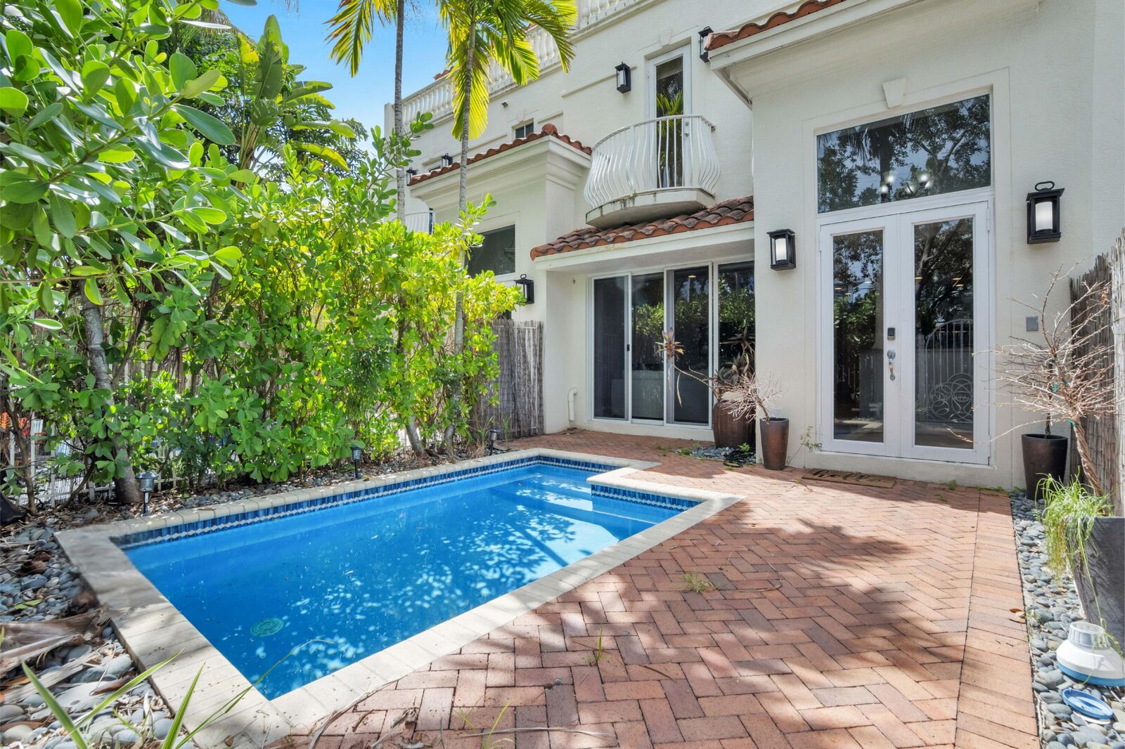 Property Photo: 1362 Bayview Drive FL 33304