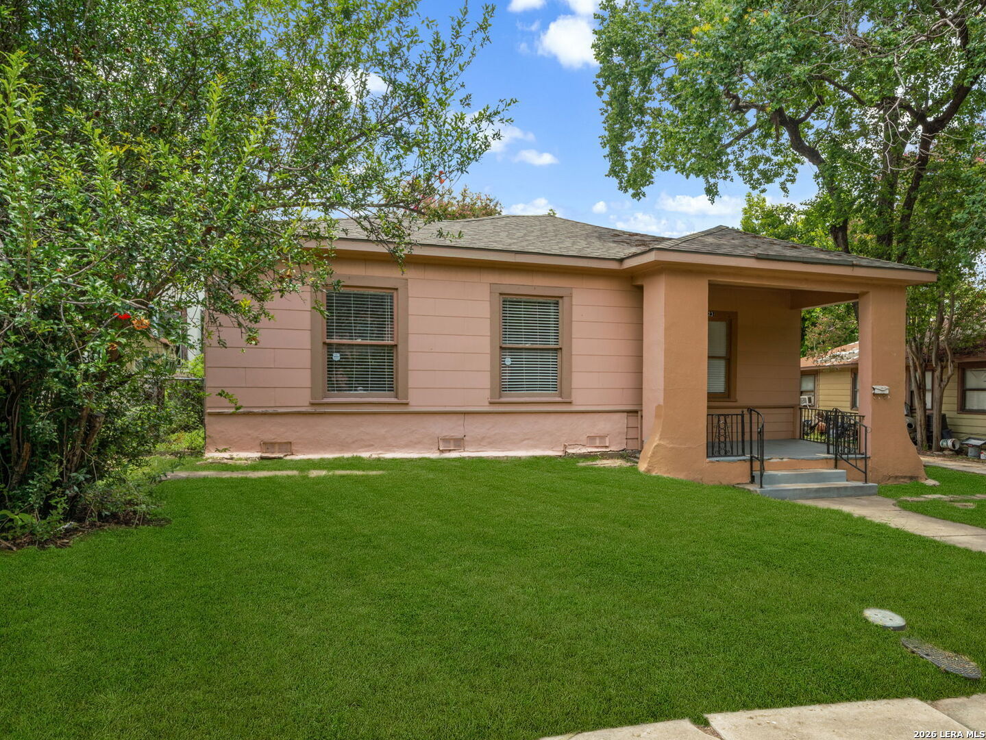 Property Photo: 1023 W French Pl TX 78212