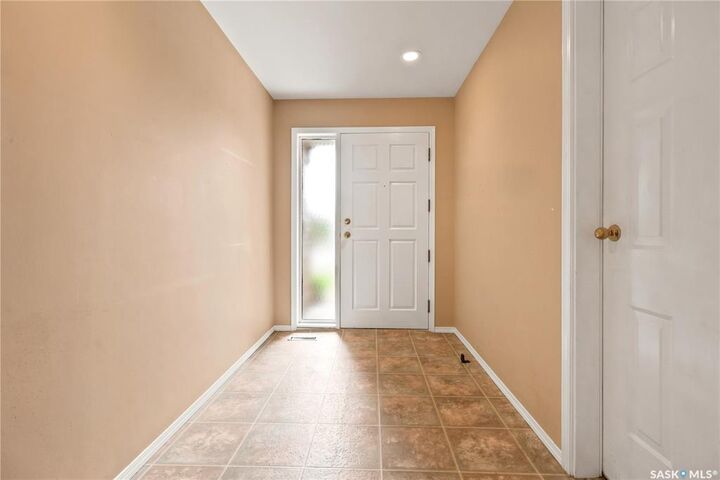 Property Photo: 18 Lakeview Place SK S4S 7B5