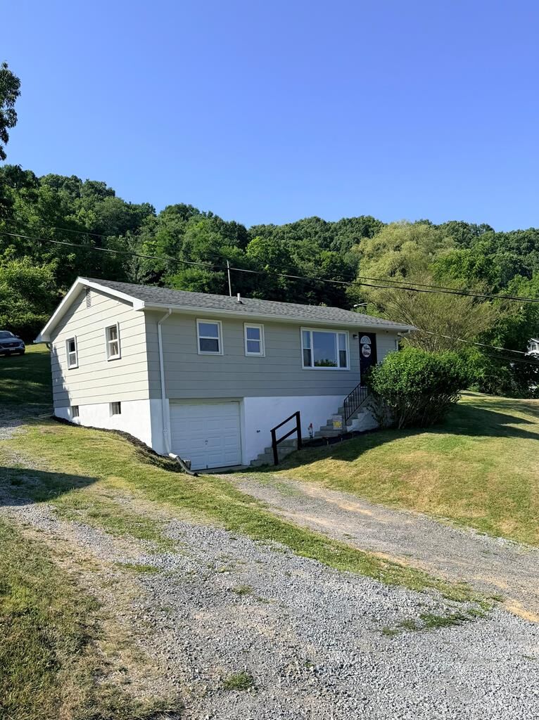 Property Photo:  100 Serpentine St  VA 24651 