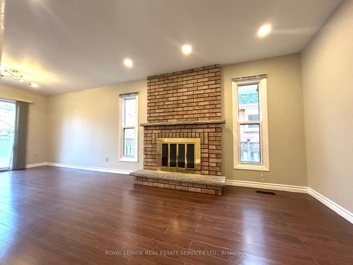 Property Photo:  4523 Kimbermount Avenue  ON L5M 4J4 