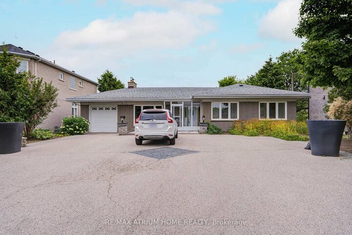 Photo de la propriété:  134 Fairglen Avenue  ON M1W 1A7 