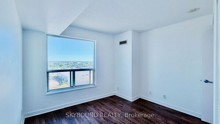 Property Photo:  38 Lee Centre Drive 1702  ON M1H 3J7 