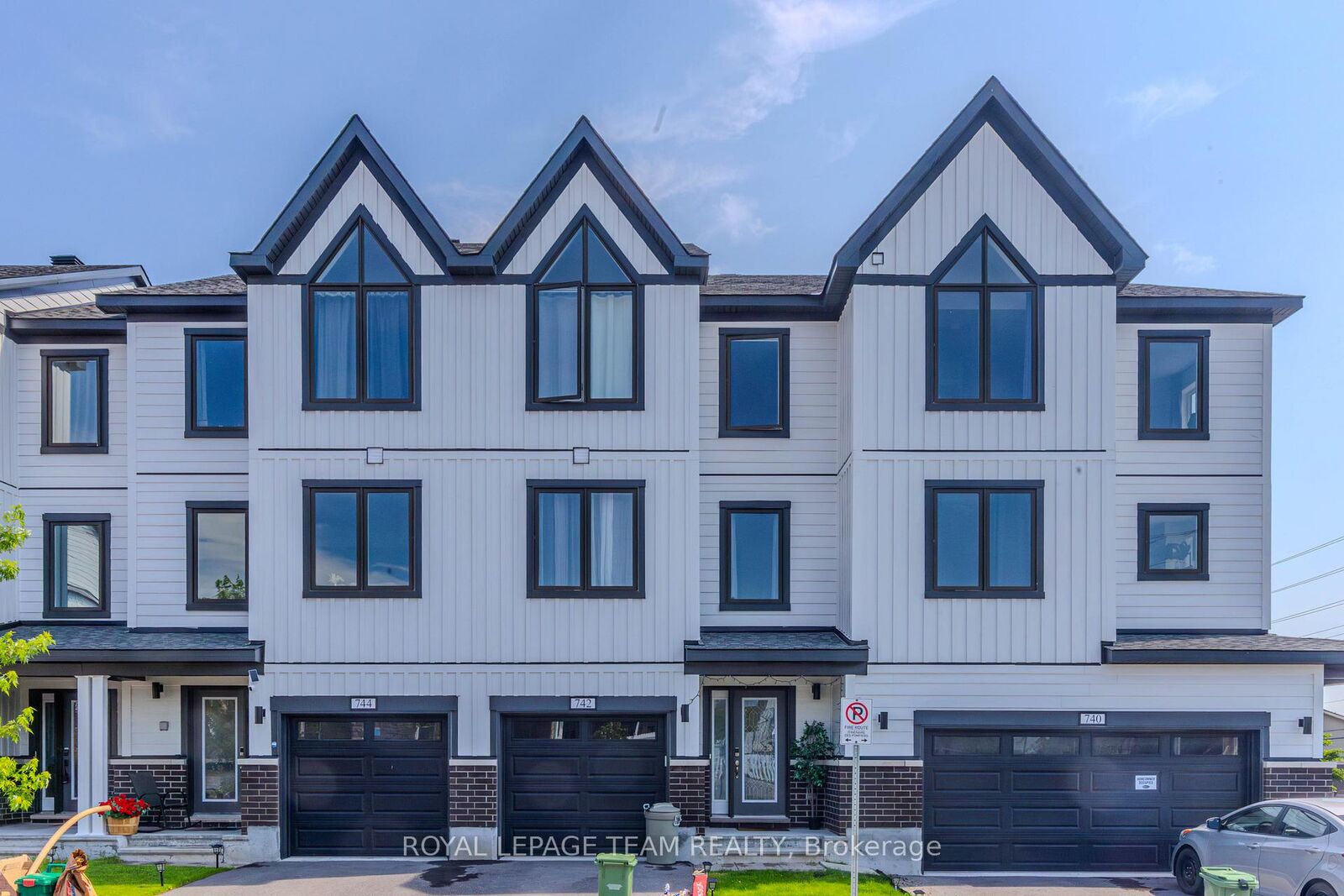 Property Photo: 742 Kinstead Pvt Private ON K2S 3B3