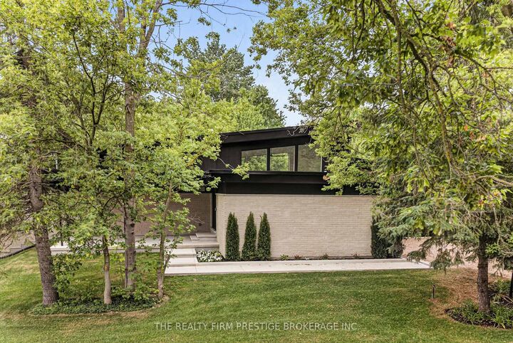 152 St Andrew Street N — photo 1