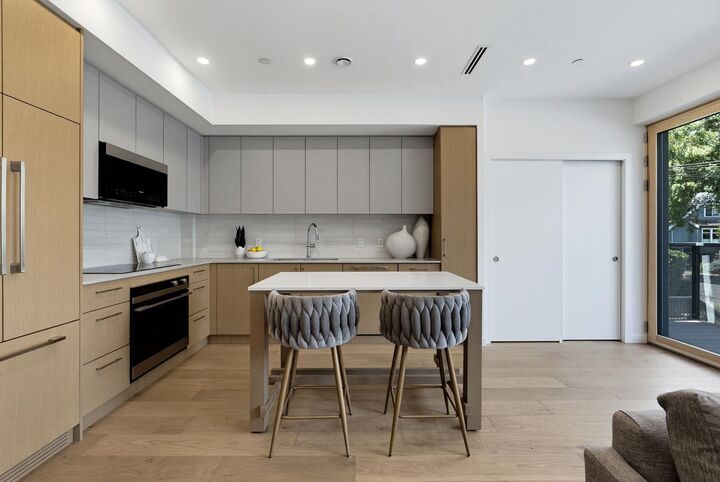 Property Photo: 60 E 17th Avenue 1 BC V5V 1A2