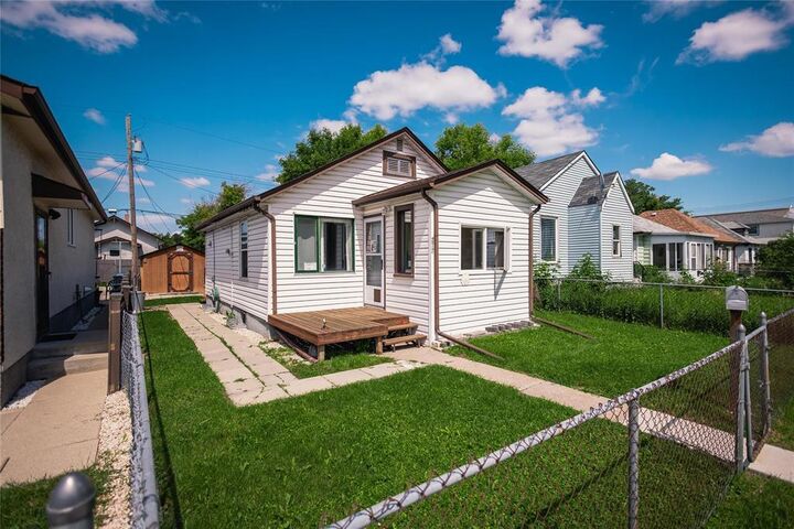 Property Photo: 277 Larsen Avenue MB R2K 1P9