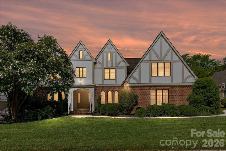 Property Photo: 808 Huntington Park Drive NC 28211