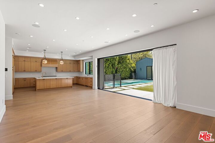 Property Photo: 5347 Amigo Ave CA 91356