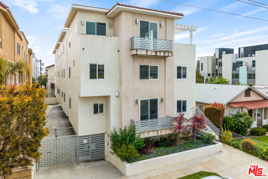 Property Photo: 1743 S Barrington Ave CA 90025