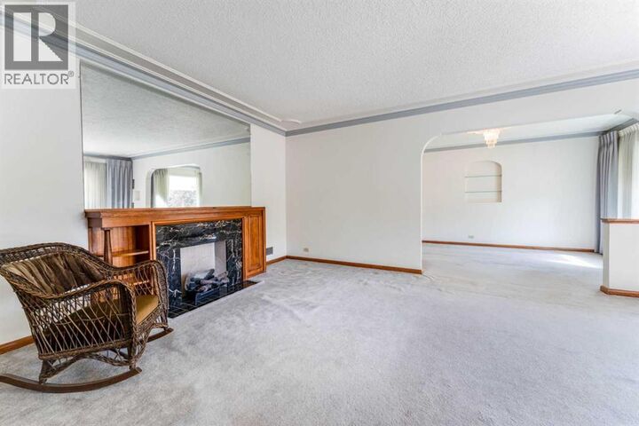 Property Photo:  1122 9 Street Northwest  AB T2M 3K8 