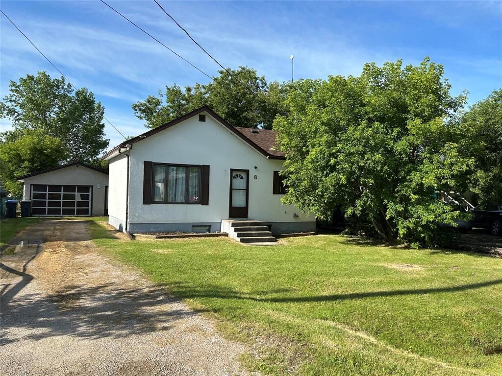 Property Photo:  8 Betty Street  MB R0E 1M0 
