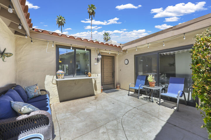 Property Photo: 259 Santa Barbara Circle CA 92260