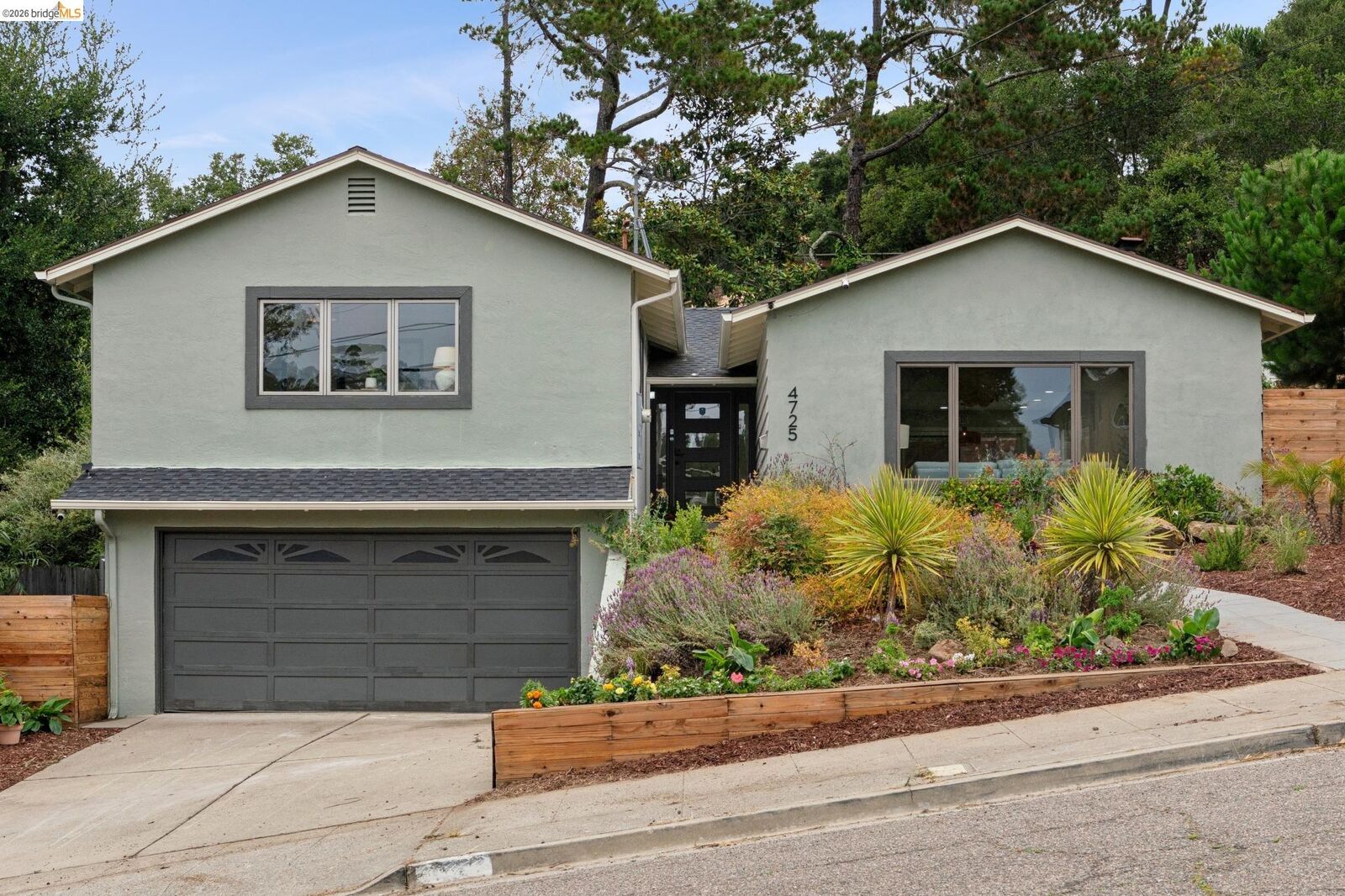 Property Photo: 4725 Scotia Ave CA 94605