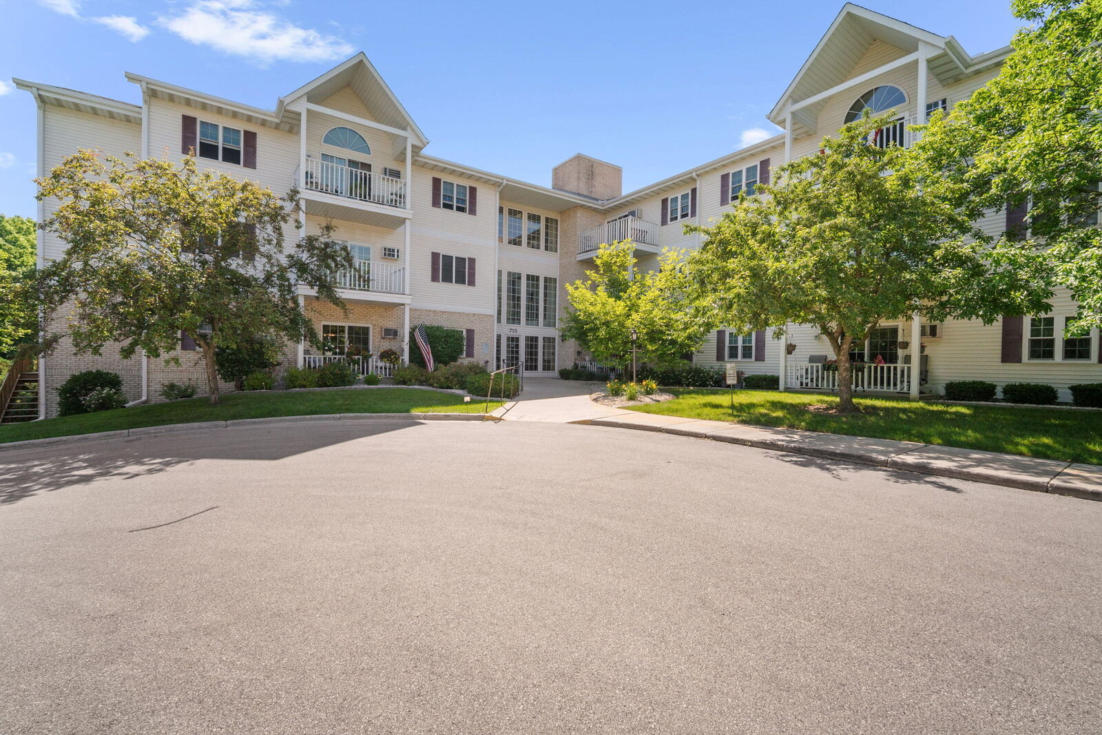 Property Photo:  715 Canterberry Ct  WI 53090 