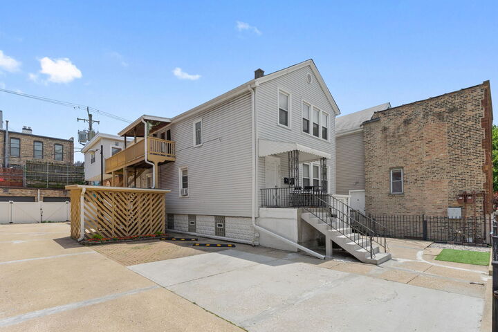 Property Photo:  2123-25 W Race Avenue  IL 60612 