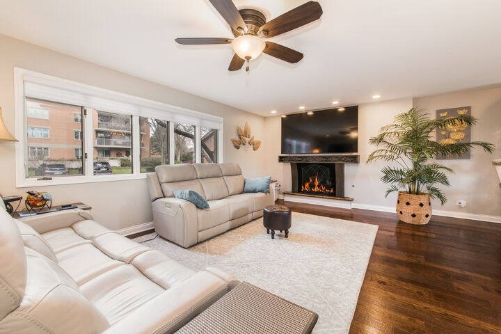 Property Photo: 49 Park Lane 49 IL 60068