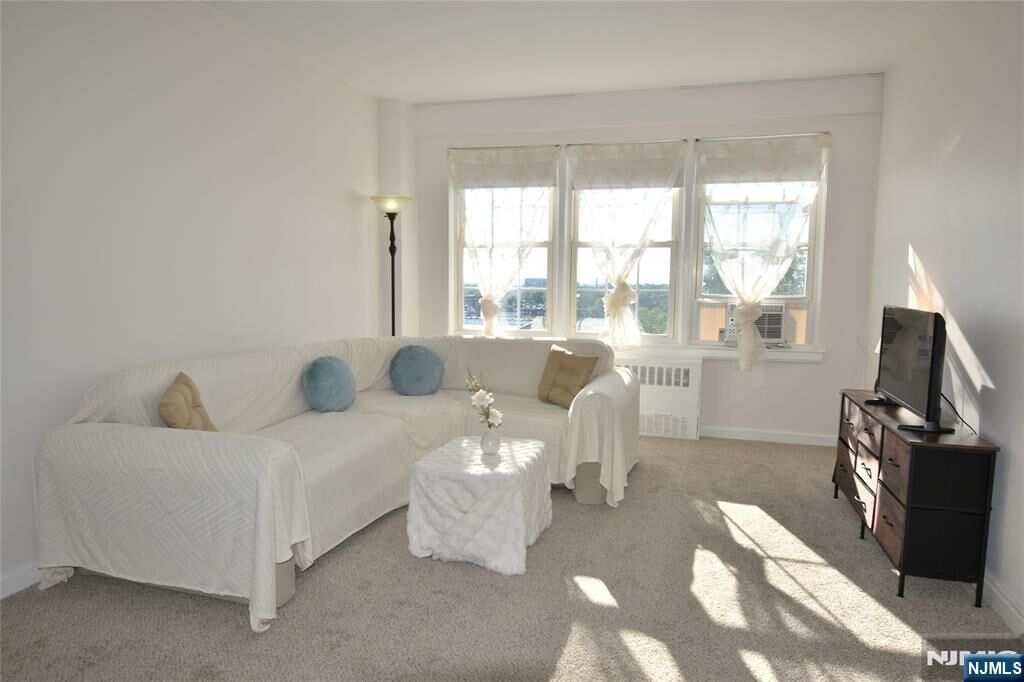 Property Photo:  5 Roosevelt Place 5C  NJ 07042 
