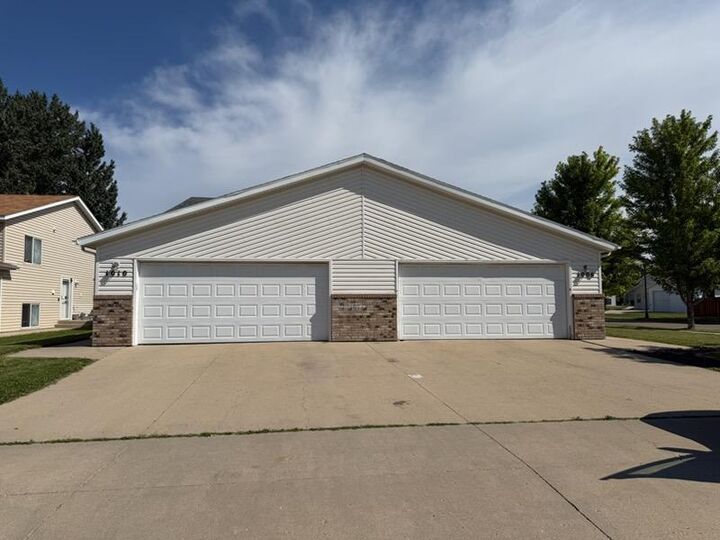 Property Photo: 1010 Oak Place ND 58078