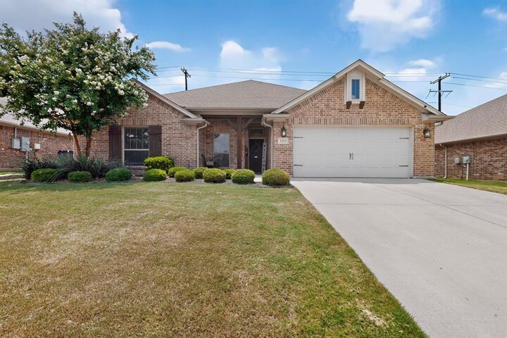 Property Photo: 101 Loving Trail TX 76247