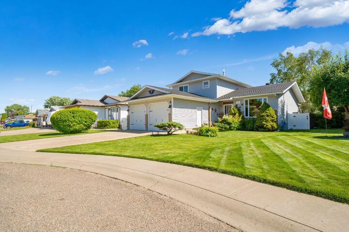 Property Photo:  1630 31 Street SE  AB T1A 8J8 