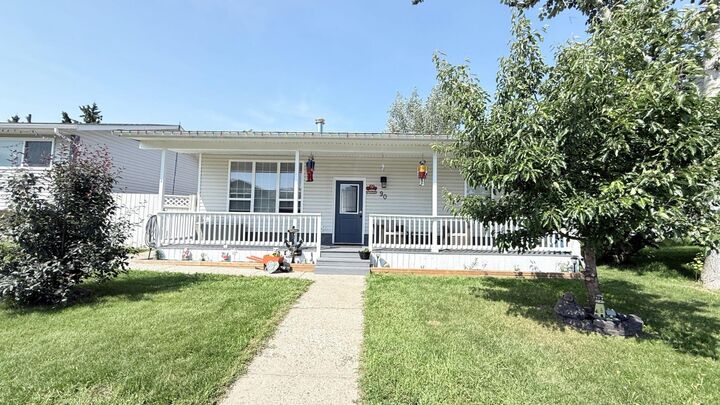 Property Photo: 90 4 Street E SK S0M 1H0