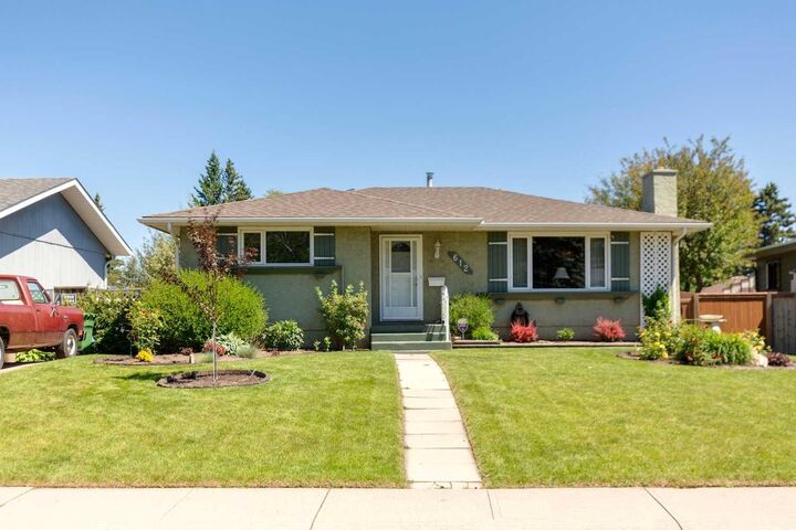 Property Photo: 612 Cantrell Place SW AB T2W 2E5